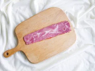 培根“如意”卷, 取一片培根铺在案板上