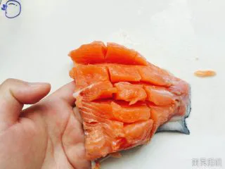 秘制干煎三文鱼 ,纵向再切，大小自己掌握，这样容易熟，且容易入味。