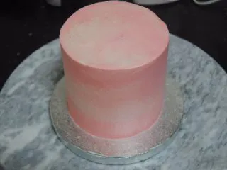 巧克力淋面蛋糕,用抹刀抹好面