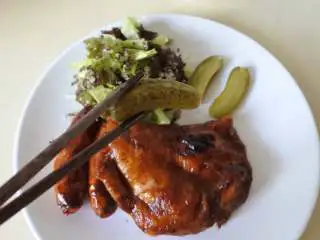 BBQ烧烤鸡腿扒套餐,另一边空白位置放上酸黄瓜条