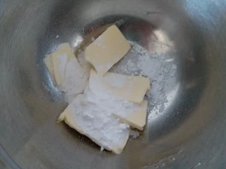 巧克力豆曲奇,把糖粉分三次加入到黄油内,用打蛋器打发黄油。