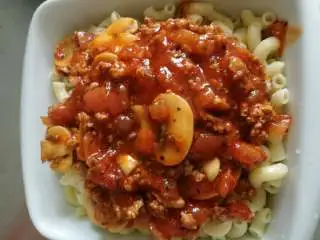 意式番茄蘑菇通心粉,翻炒一会儿酱汁浓稠后出锅,(通心粉盛在盘子里),把酱浇在通心粉上面拌拌一下就OK了