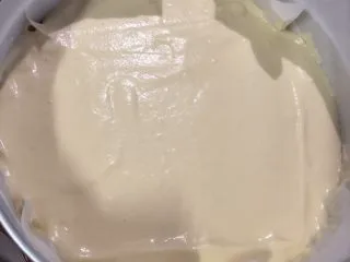 十寸古早蛋糕,用刮刀稍微弄平整一点。