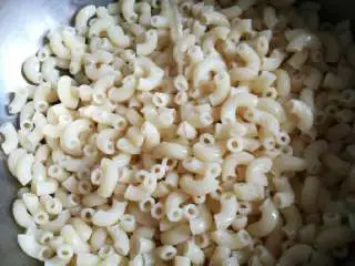 意式番茄蘑菇通心粉,冷水过后用冷开水再冲下,放干净的锅子里,加入适量的橄榄油抓匀备用。