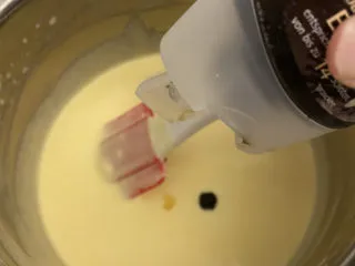 巴斯克芝士蛋糕,再加入少许香草精增加香味