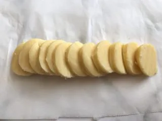 网红草莓脆皮泡芙,把酥皮取出切成片