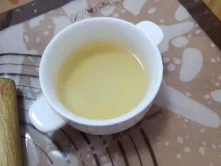 儿时的味道～脆皮蜂蜜小面包,再用一小碗加入蜂蜜和清水混合备用。