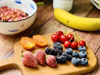 麦片酸奶水果杯,这个时候我们可以准备自己喜欢吃的水果。