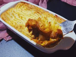 牧羊人派(Shepherd’s pie),这个量是两人份,酌情增减。