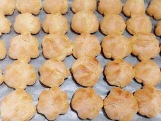 芋泥肉松泡芙,烤好后取出,冷却备用