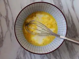 巧克力华夫饼,搅拌至白砂糖完全融化。 倒入牛奶搅拌均匀。 