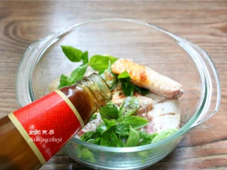 九层塔烤鸡翅,倒入蚝油