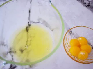 香葱肉松蛋糕卷,蛋黄和蛋清分离在两个无水无油的盆中