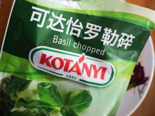 改版奶油意面,撒上少许罗勒碎