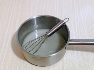 零失败~奶油泡芙 外酥内软吃出幸福甜蜜,将玉米油,纯净水,盐放入锅中,用手动打蛋器搅拌均匀。