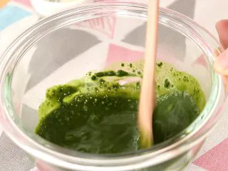 圣诞草莓蛋糕卷,抹茶粉倒入20g开水，搅拌均匀，备用