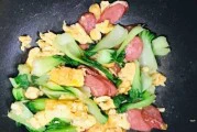 美味健康的甜椒火腿炒鸡蛋(营养均衡的家常菜,简单易做的美食)