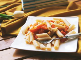 番茄鸡蛋通心粉,倒入鸡蛋番茄，搅拌，可以开吃