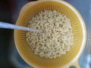 意式番茄蘑菇通心粉,煮到差不多有劲道无白芯了,大约七八分钟样子,就可以移锅冲冷水了。