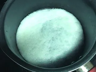 鲍汁焗小排淋酸甜洋葱酱,搅好的洋葱汁倒入锅中,小火加热。