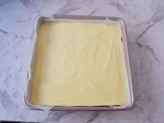 日式棉花蛋糕,学厨8寸正方形模具铺上油纸,再将面糊倒入,再提起模具震几下震出大气泡