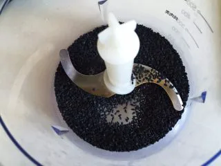 黑芝麻戚风蛋糕,黑芝麻放入料理机中打碎