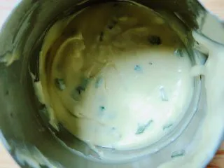 迷迭香玛芬蛋糕（制作耗时最短）,将迷迭香碎放入到蛋糕液中，搅拌均匀，可以选择放入裱花袋中，也可以放入带虎口的杯中。