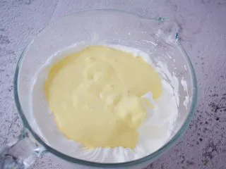 7寸中空原味戚风蛋糕,再把拌匀的蛋黄糊倒回蛋白霜中