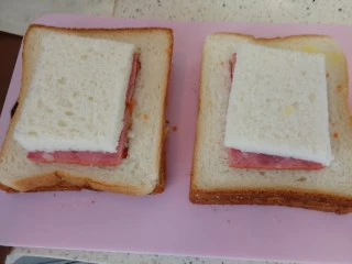 快手早餐&吐司鸡蛋烤火腿&小米粥,盖上切除的吐司片