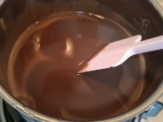最“柔软”纸杯蛋糕☕—爆浆巧克力,慢慢搅拌，小火慢慢煮熬巧克力卡仕达酱。