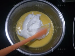 可可旋风蛋糕卷,取三分之一打好的蛋清到蛋黄糊里,翻拌,切拌均匀,再取三分之一加入。