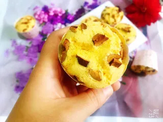 玉米面杯子蛋糕(少油少糖粗粮蛋糕),放了巧克力豆在上面点缀很漂亮