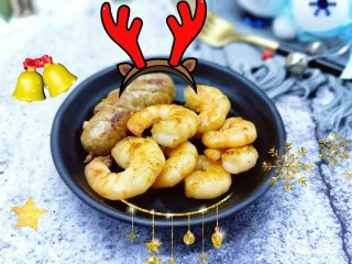 番茄肉酱意大利面＋虾仁＋烤肠,煎自制肉肠，肉肠和虾仁好了呦～可以吃啦！肉肠的菜谱，已上传，想学的友友可以再我的菜谱中找到哈！