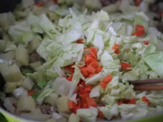 俄罗斯经典罗宋汤,再下圆白菜块翻炒至脱水。