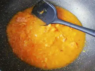 南瓜香肠意面,翻炒均匀后,倒入点清水开大火煮制锅中食材变稠,冒大泡即可