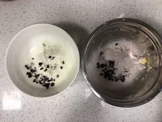 蔓越莓曲奇(原味&可可&抹茶),将蔓越莓切碎,分成三份倒入三份面粉中。