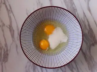 巧克力华夫饼,鸡蛋里加入白砂糖。 