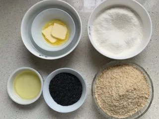 黑白芝麻酥块,黄油隔热水融化,低粉和小苏打混合过筛