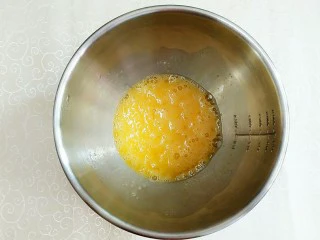 榴芒千层蛋糕,把鸡蛋白糖一起搅拌均匀!