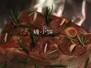 【迷迭香烤羊腿】中西混搭版,独头蒜去皮切片，一部分也扎孔埋到羊肉内，一部分用于铺底