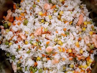 什锦虾仁焗饭,加入米饭翻炒，把米饭打散