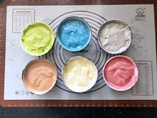 彩虹戚风蛋糕,8、分别翻拌均匀。