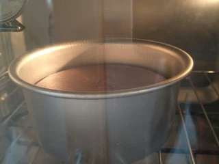 像布朗尼的浓郁巧克力蛋糕(无油全蛋),烤30分钟。出烤箱的时候用力震一下放凉倒扣。