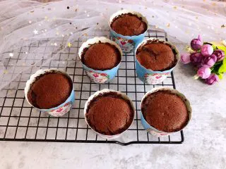 巧克力纸杯蛋糕,烤好后取出晾凉