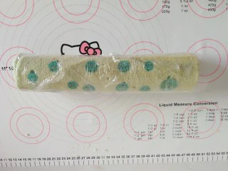 百变水果 蝶豆花蛋糕卷.百香果蓝莓馅,卷起冷藏半小时前。