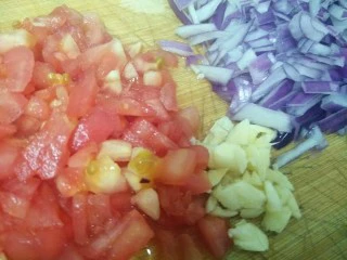 简单版意大利面，在家也能吃出西餐厅味道,西红杮用开水烫一下去皮切小丁，洋葱切丁。