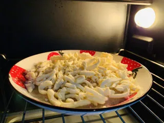 芝士焗土豆泥,烤箱中层，上下火200度，烤15分钟