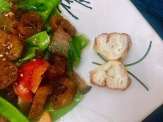 #老油条的青春#回锅油条炒腊肉,还有这只栩栩如生的油条蝴蝶也增添了些许生机