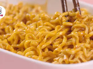 芝士焗烤火鸡面,捞出火鸡面沥干，装碗，倒入酱包搅拌均匀