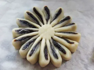 中式点心~玫瑰酥,每一份切面朝上且扭转的方向相同。